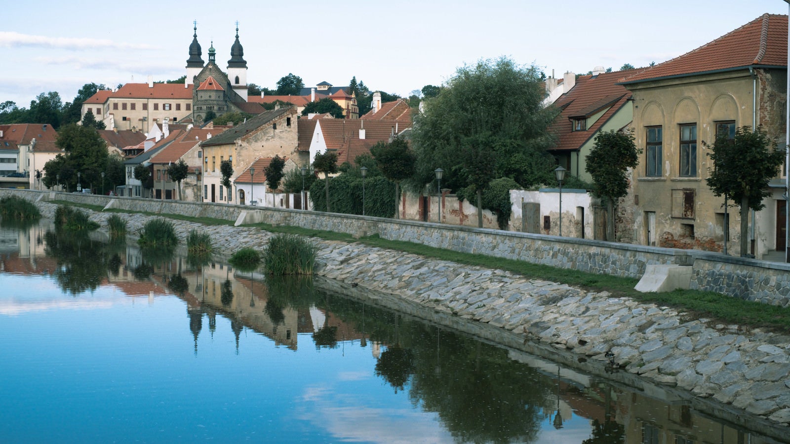 「イフラヴァ川に反射するトルシェビーチ市の町並み（チェコ共和国）」の写真