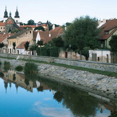 イフラヴァ川に反射するトルシェビーチ市の町並み（チェコ共和国）の写真