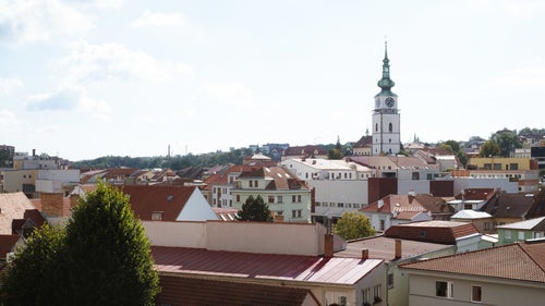 赤茶色に統一されたトルシェビーチの屋根（チェコ共和国）の写真
