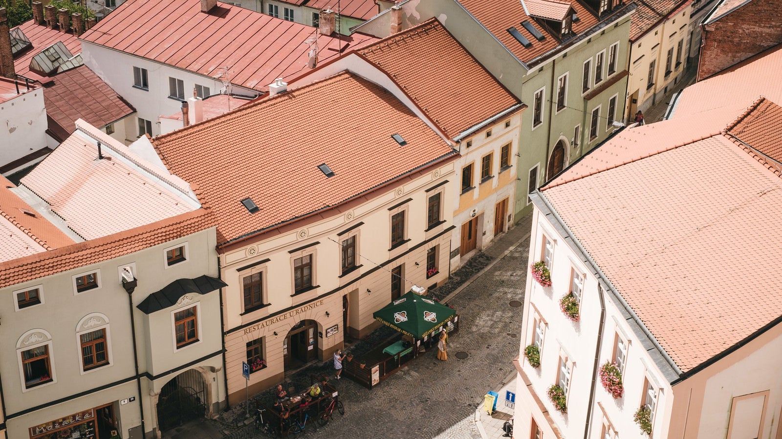 「ズノイモ市の通りにあるオープンカフェ（チェコ共和国）」の写真