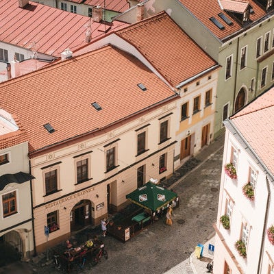 ズノイモ市の通りにあるオープンカフェ（チェコ共和国）の写真