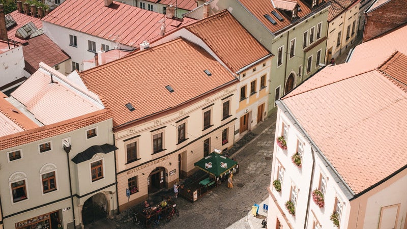 ズノイモ市の通りにあるオープンカフェ（チェコ共和国）の写真