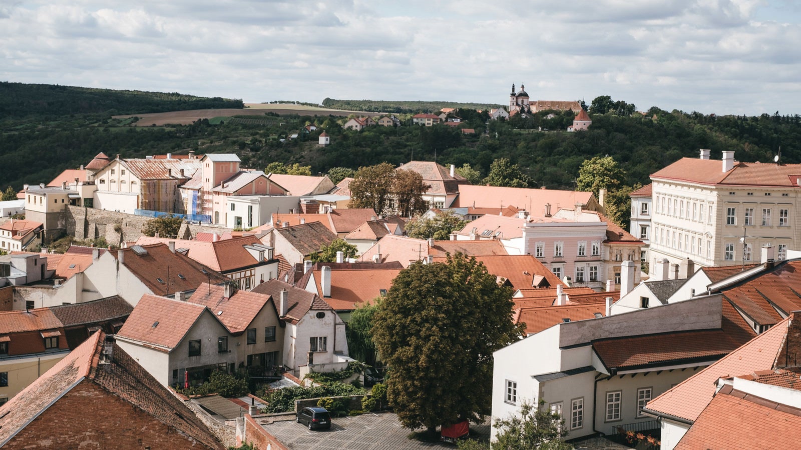 「小高い丘とズノイモ市の住宅街（チェコ共和国）」の写真