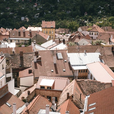 ズノイモ市の緑と赤茶色の町並み（チェコ共和国）の写真