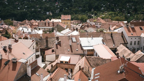ズノイモ市の緑と赤茶色の町並み（チェコ共和国）の写真