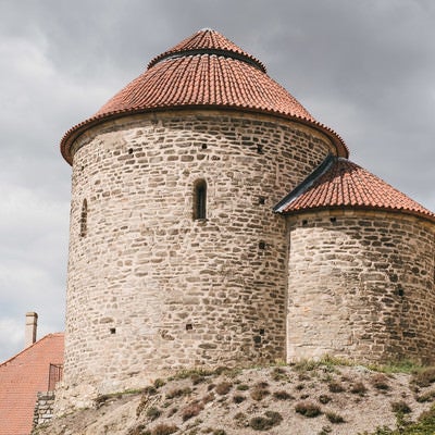 ロマネスク様式の円型建築物（チェコ共和国）の写真