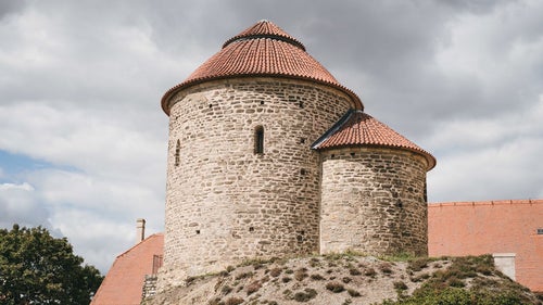 ロマネスク様式の円型建築物（チェコ共和国）の写真