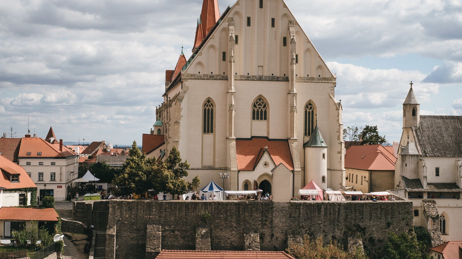 「聖ニコラス教会前で賑わう様子（チェコ・ズノイモ市）」の写真