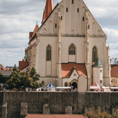 聖ニコラス教会前で賑わう様子（チェコ・ズノイモ市）の写真