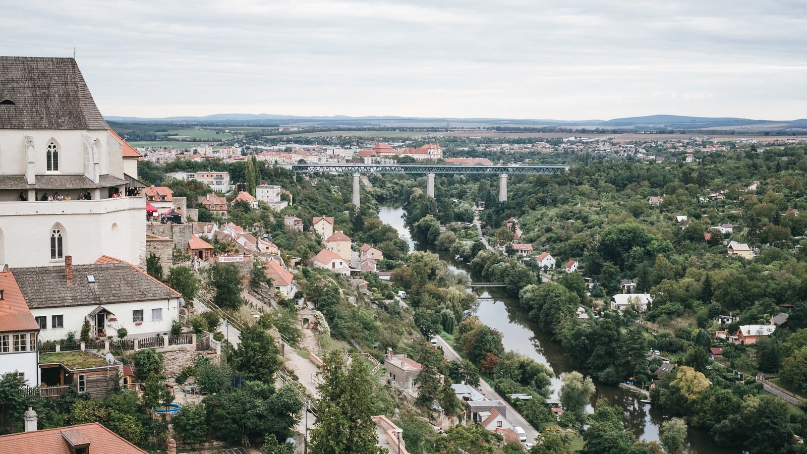 「ズノイモ市の町並みと鉄橋（チェコ共和国）」の写真