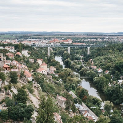 ズノイモ市の町並みと鉄橋（チェコ共和国）の写真