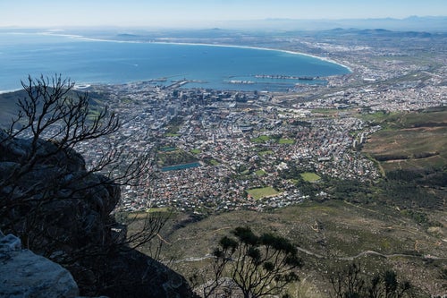 ケープタウンと遠くまで続く海岸線（南アフリカ）の写真