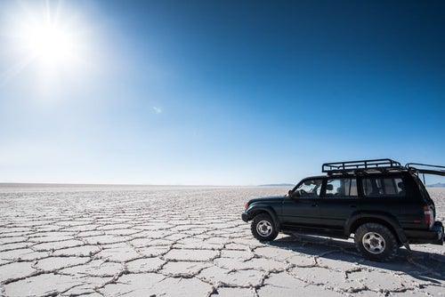 乾季のウユニ塩湖と4WDの写真