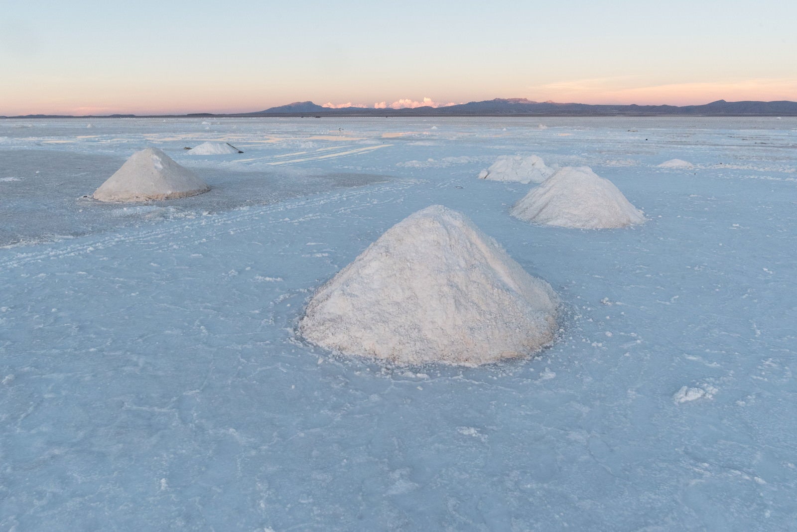 「ウユニ塩湖の塩の採掘」の写真