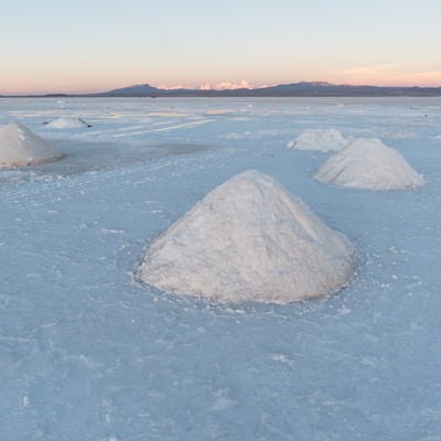 ウユニ塩湖の塩の採掘の写真