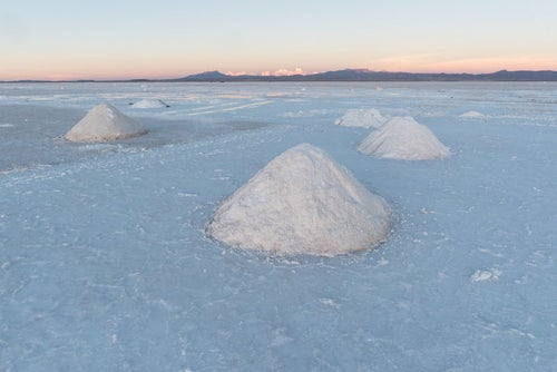 ウユニ塩湖の塩の採掘の写真