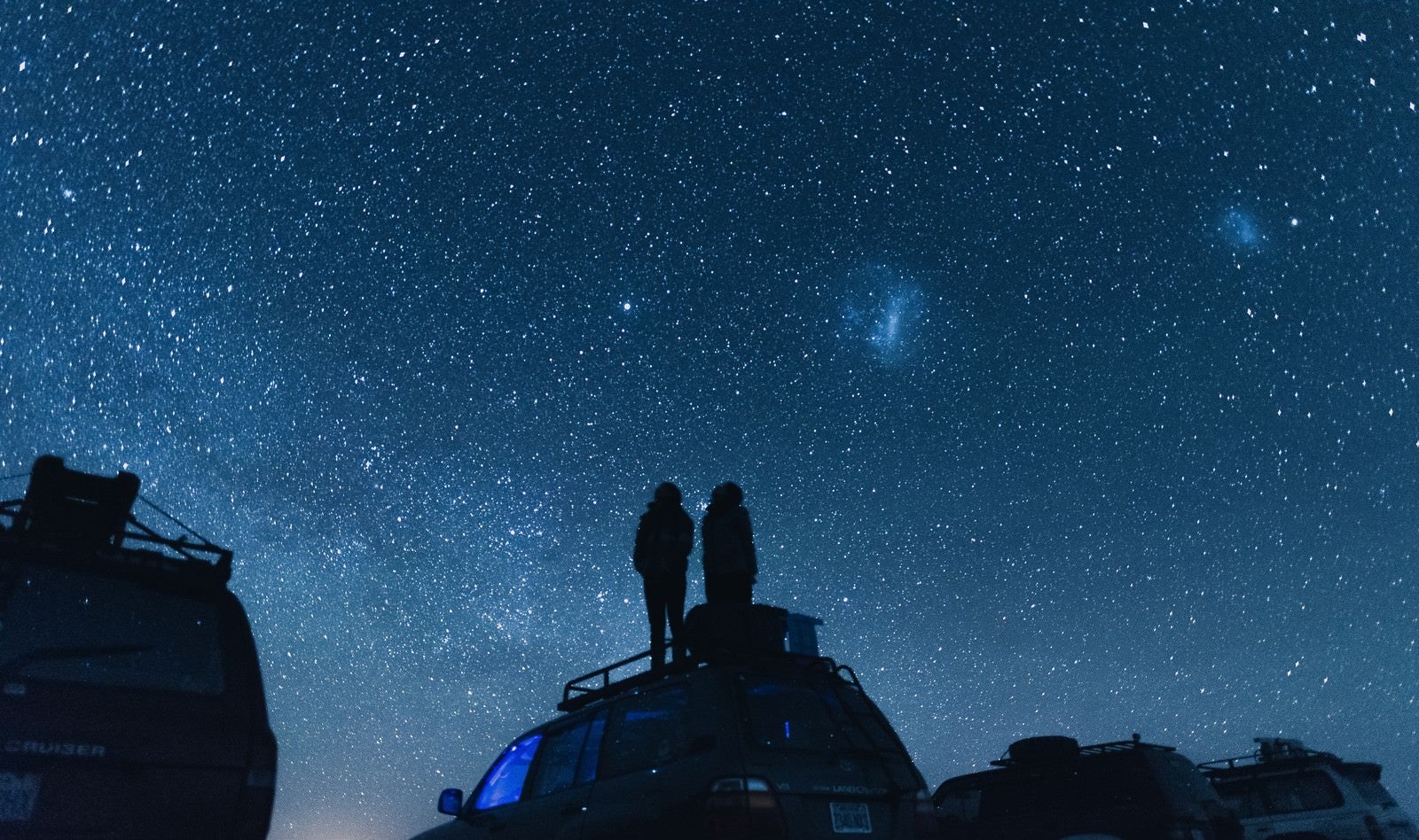 「車の上から星空を眺める」の写真