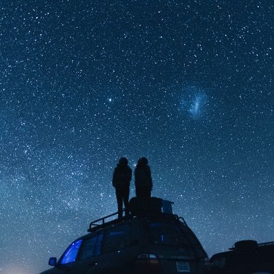 車の上から星空を眺めるの写真