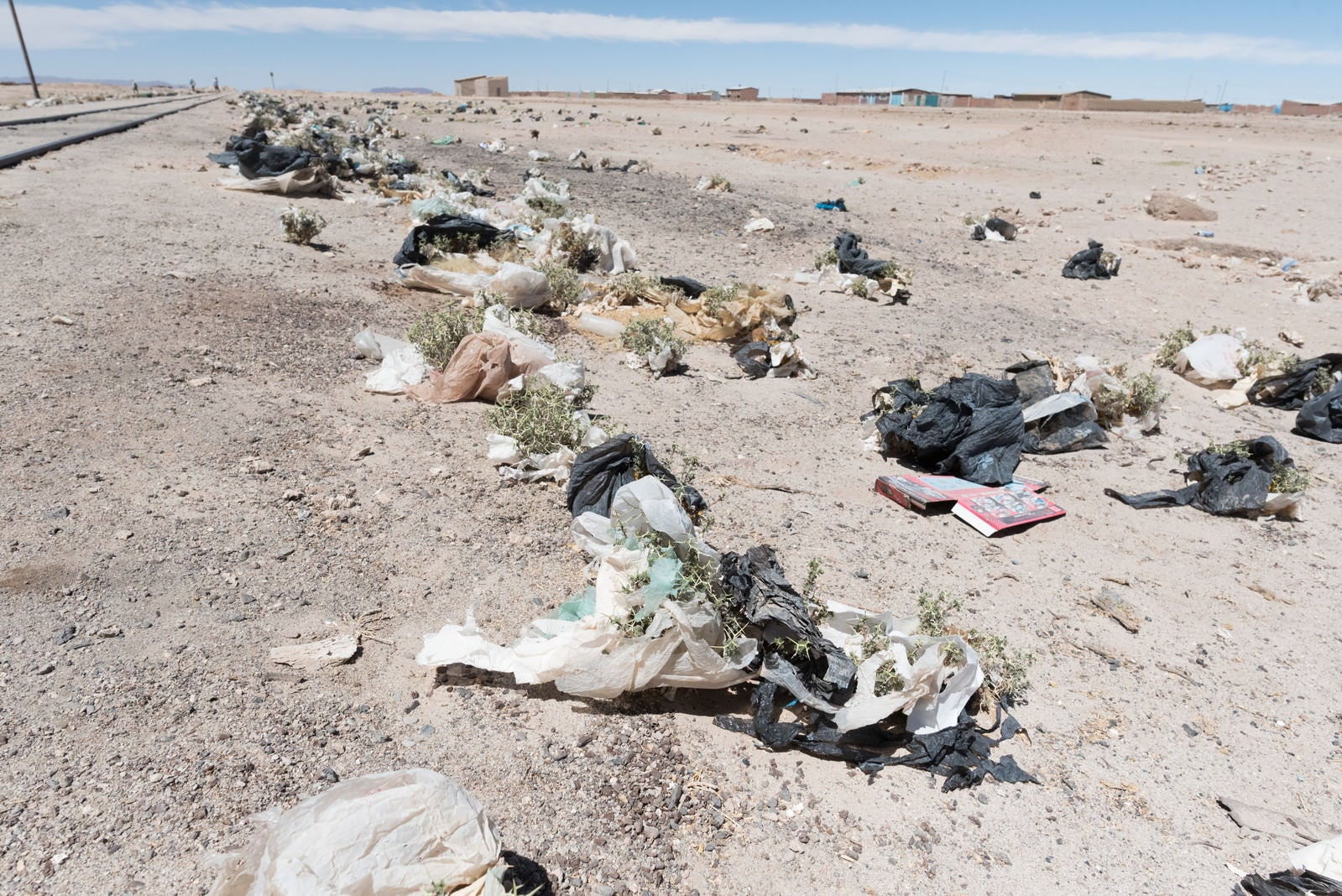 「ウユニ市「列車の墓場」で観光客が捨てたゴミの山」の写真