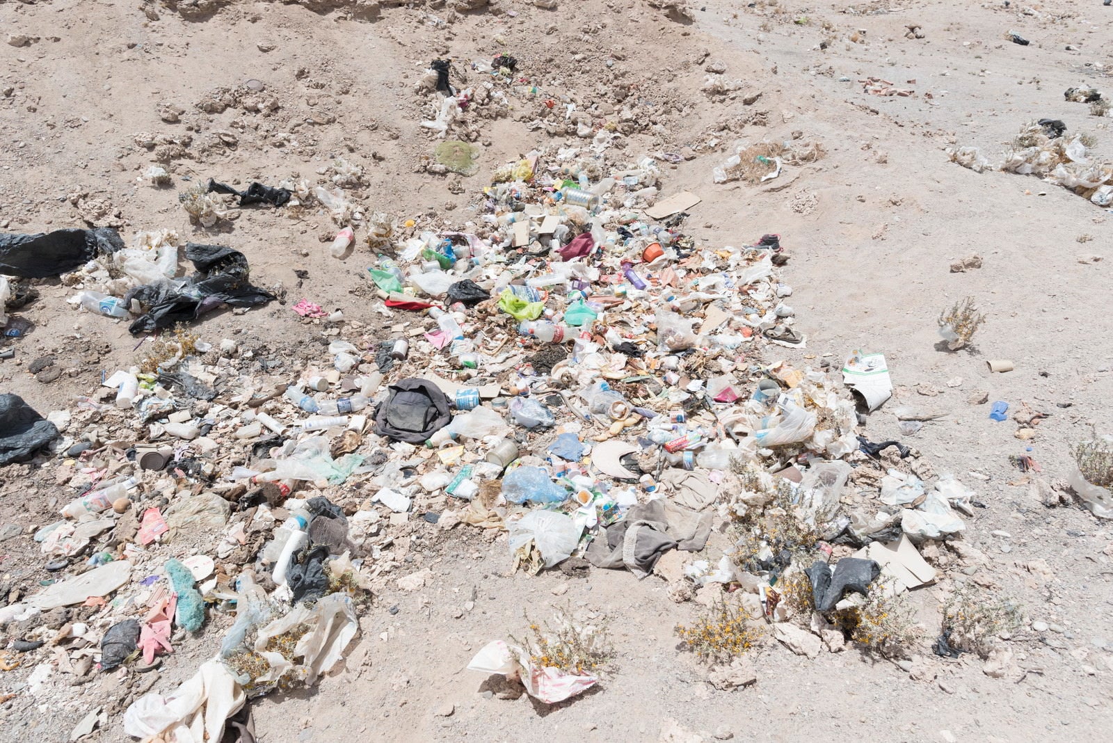 「海外の観光地でポイ捨てされたゴミ」の写真