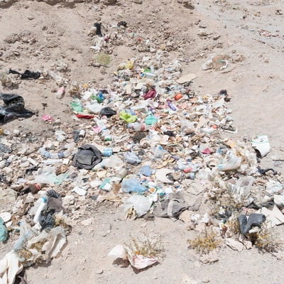 海外の観光地でポイ捨てされたゴミの写真