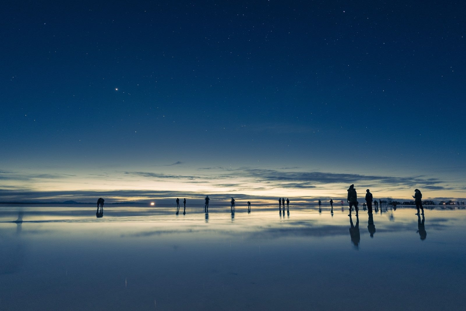 「観光客で溢れるウユニ塩湖」の写真