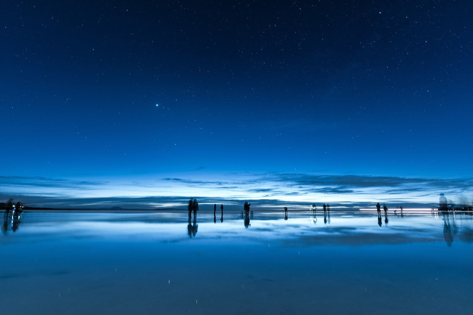 「日が暮れたウユニ塩湖」の写真