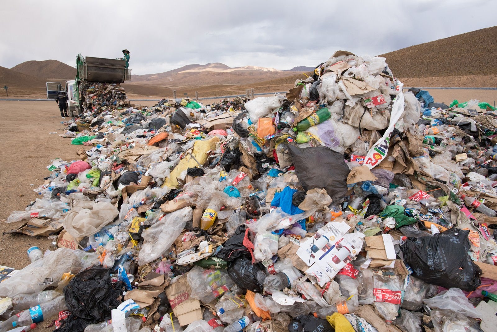 「ゴミ収集車と大量の廃棄物（ウユニ市）」の写真