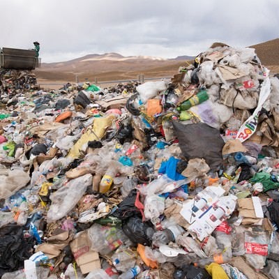 ゴミ収集車と大量の廃棄物（ウユニ市）の写真