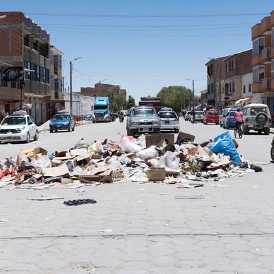 ウユニ市内に散乱するゴミ問題の写真