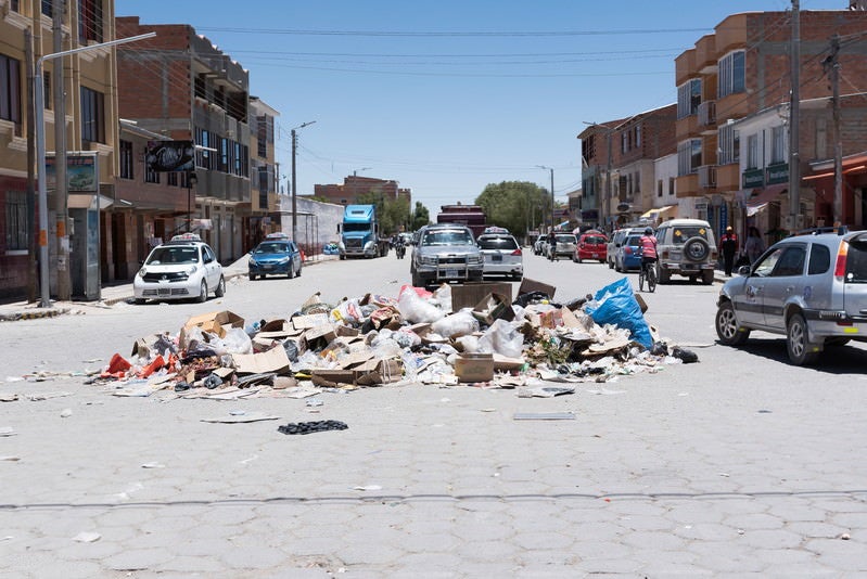 ウユニ市内に散乱するゴミ問題の写真