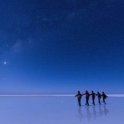 ウユニ塩湖で星空ツアーを楽しむ観光客の写真