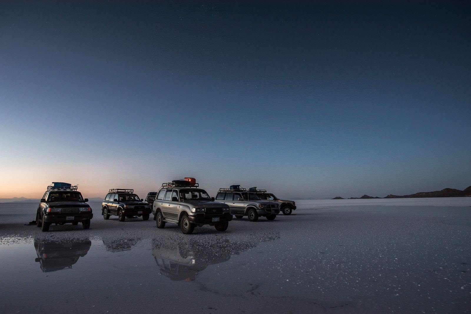 「ウユニ塩湖で観光客が使う車」の写真
