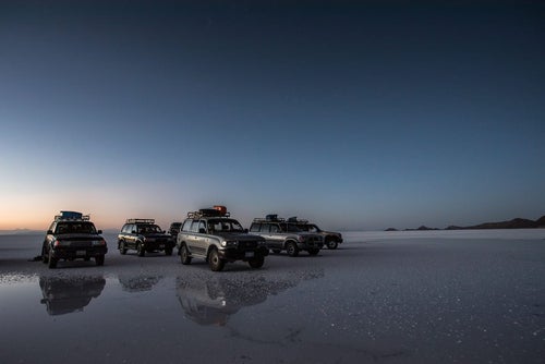 ウユニ塩湖で観光客が使う車の写真
