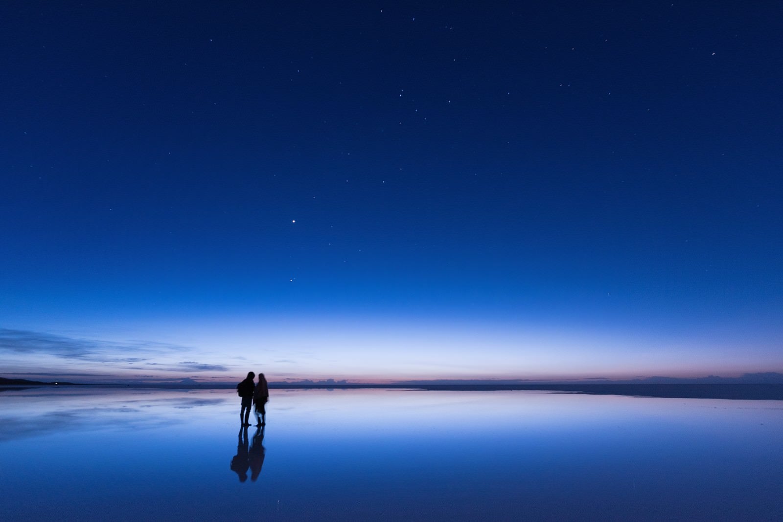 「日の出直前のウユニ塩湖」の写真