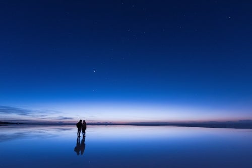 日の出直前のウユニ塩湖の写真
