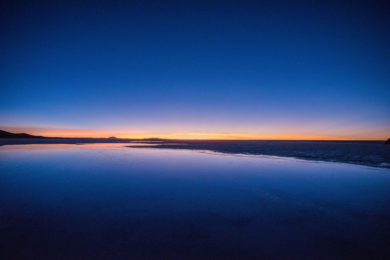「天空の鏡の夜明け（ウユニ塩湖）」の写真