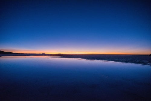 天空の鏡の夜明け（ウユニ塩湖）の写真