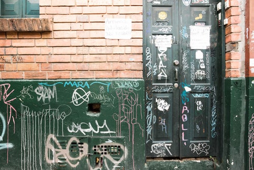 落書きされた民家の扉と壁（コロンビア）の写真
