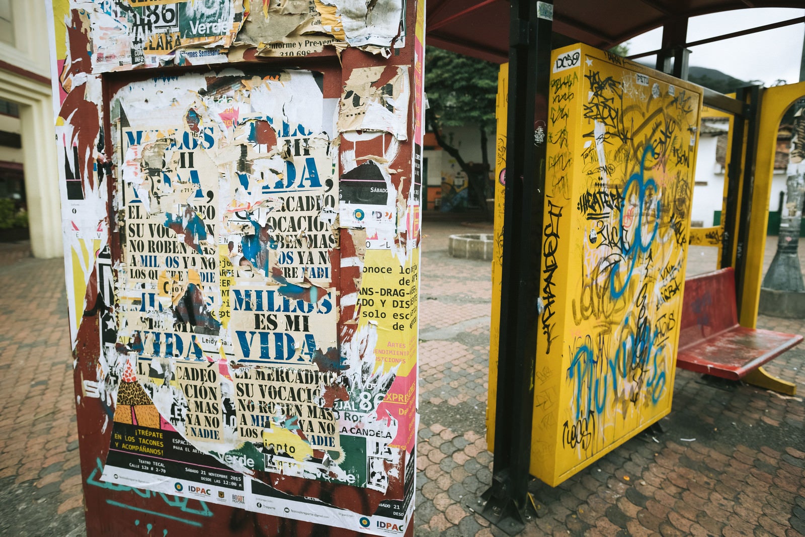 「落書が酷いバス停（コロンビア）」の写真