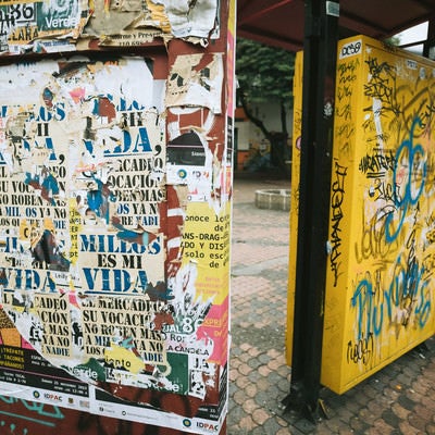 落書が酷いバス停（コロンビア）の写真