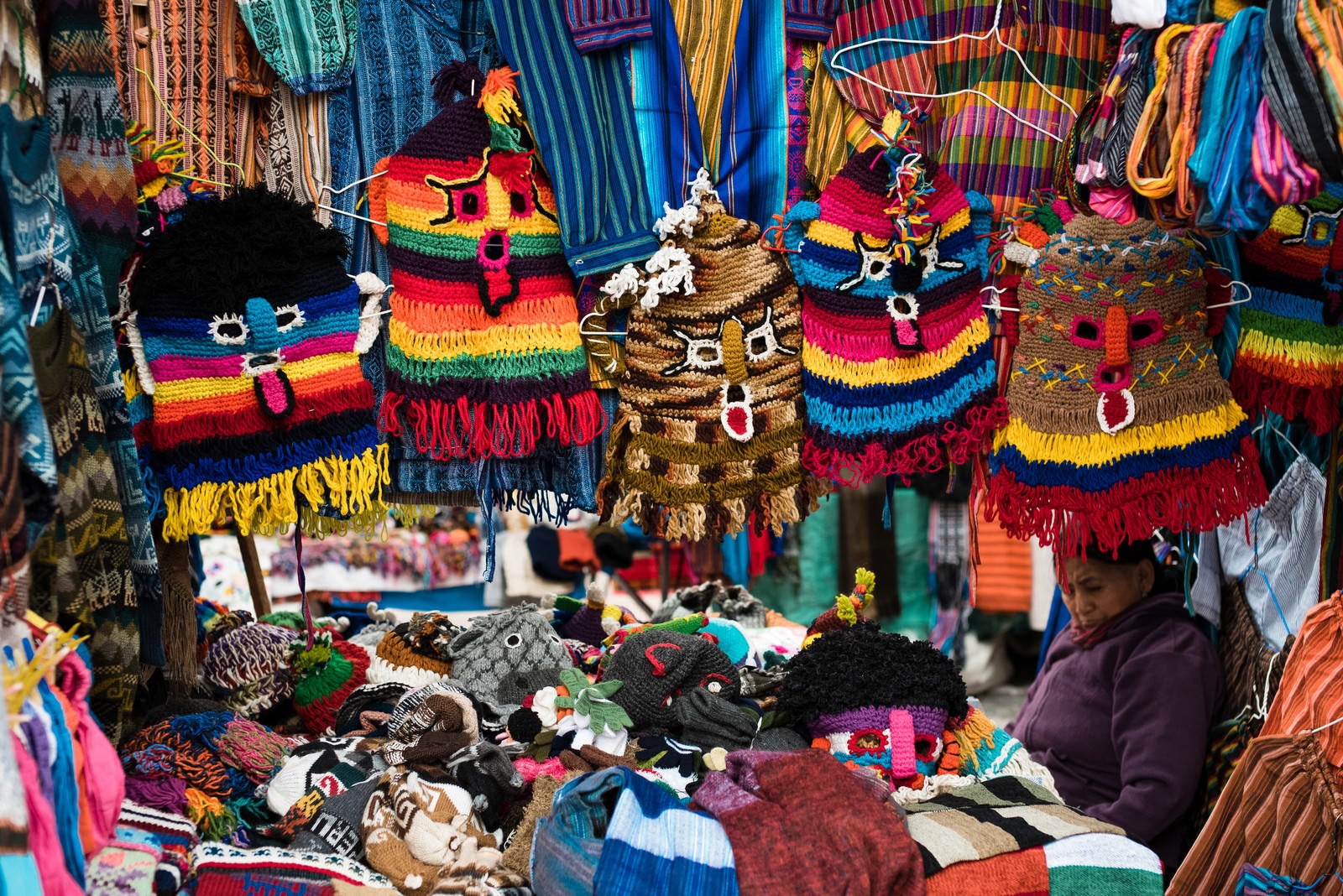 「民芸品市で売られている悪魔のマスク（エクアドル）」の写真