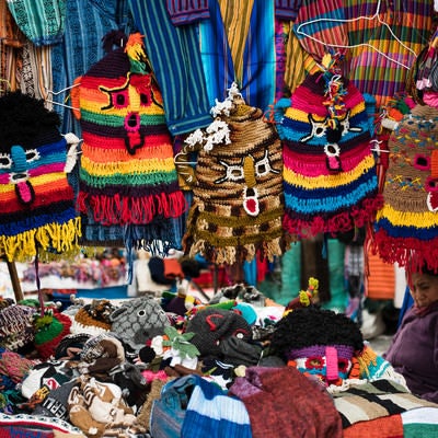 民芸品市で売られている悪魔のマスク（エクアドル）の写真
