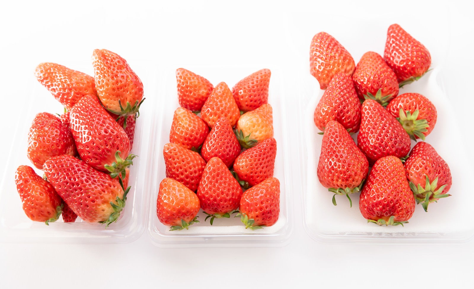 「パックで売られていた苺の品種比較（章姫、さがほのか、紅ほっぺ）」の写真