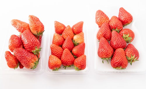 パックで売られていた苺の品種比較（章姫、さがほのか、紅ほっぺ）の写真
