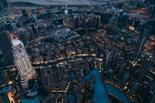 超高層階から俯瞰したドバイの夜景の写真