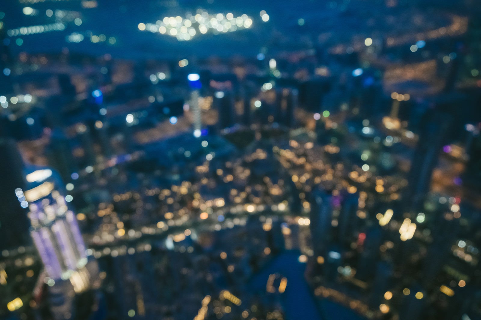「高層ビルからのドバイの夜景（ボケ）」の写真