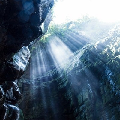 ベネズエラの洞窟と差し込む光の写真