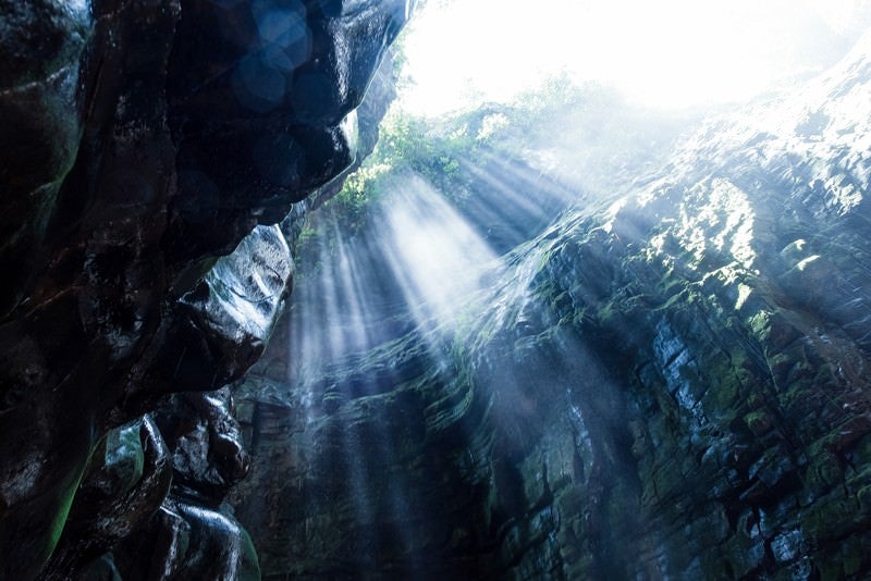 ベネズエラの洞窟と差し込む光の写真