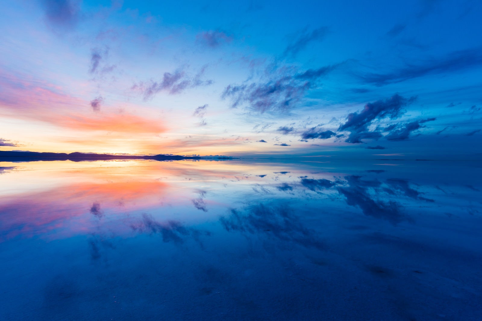 「沈む夕日とグラデーションの夕焼け（ウユニ塩湖）」の写真